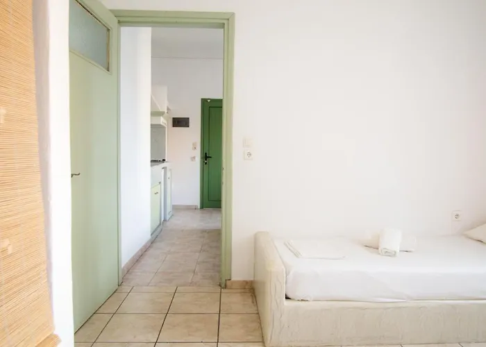 Nikos Place إيوس خورا