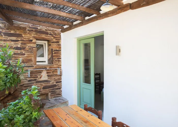 Nikos Place * إيوس خورا